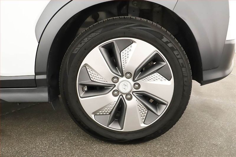 Hyundai Kona (2018) Electric 64 kWh, SoH 90% - fotka 12 z 20