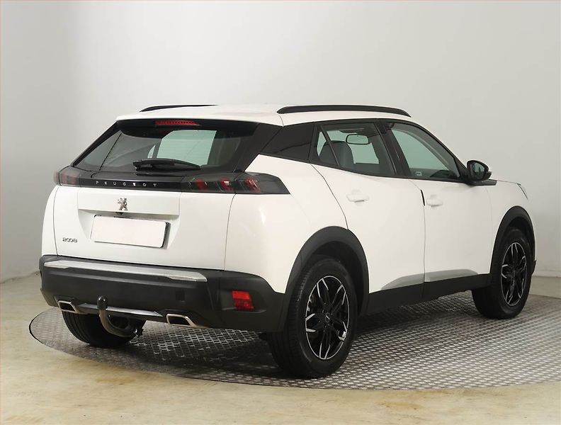 Peugeot 2008 (2020) Allure 1.2 PureTech, ČR,1.maj - fotka 5 z 23