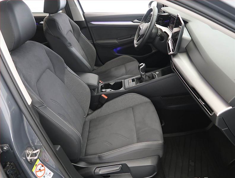 Volkswagen Golf (2025) Life 1.5 TSI - fotka 9 z 25