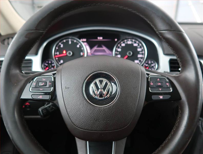 Volkswagen Touareg (2010) 3.0 TDI, 4X4, Automat, Navi - fotka 16 z 27