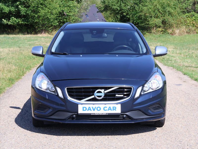 Volvo V60 2,4 D4 V5 Aut. AWD R-design - fotka 2 z 32