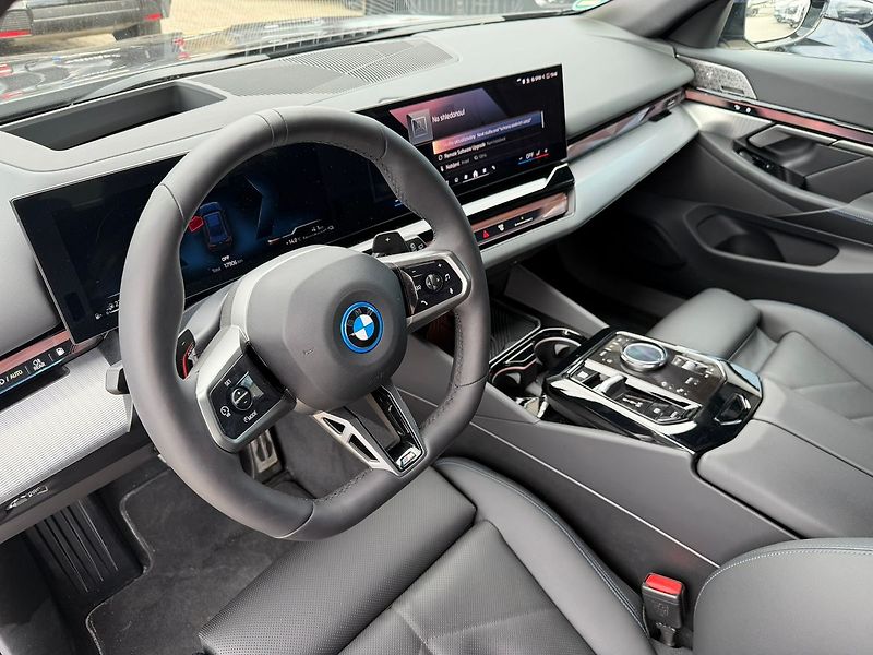 BMW Řada 5 550e xDrive Touring 08/2025 - fotka 15 z 29