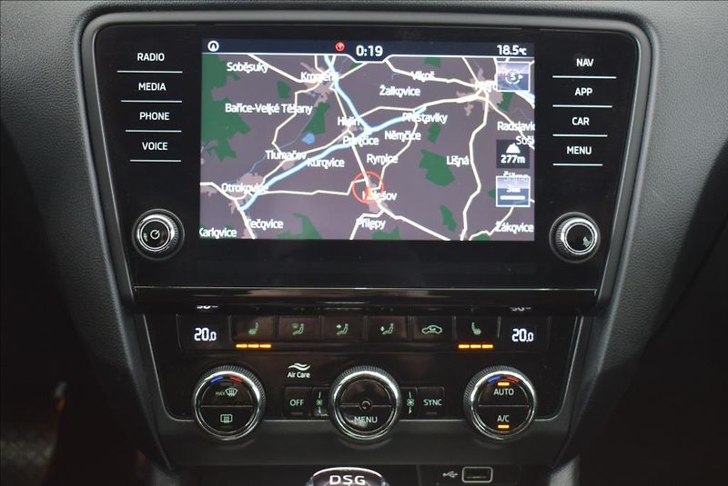 Škoda Octavia 1,6 TDi, DSG,NAVI,serviska, - fotka 18 z 40