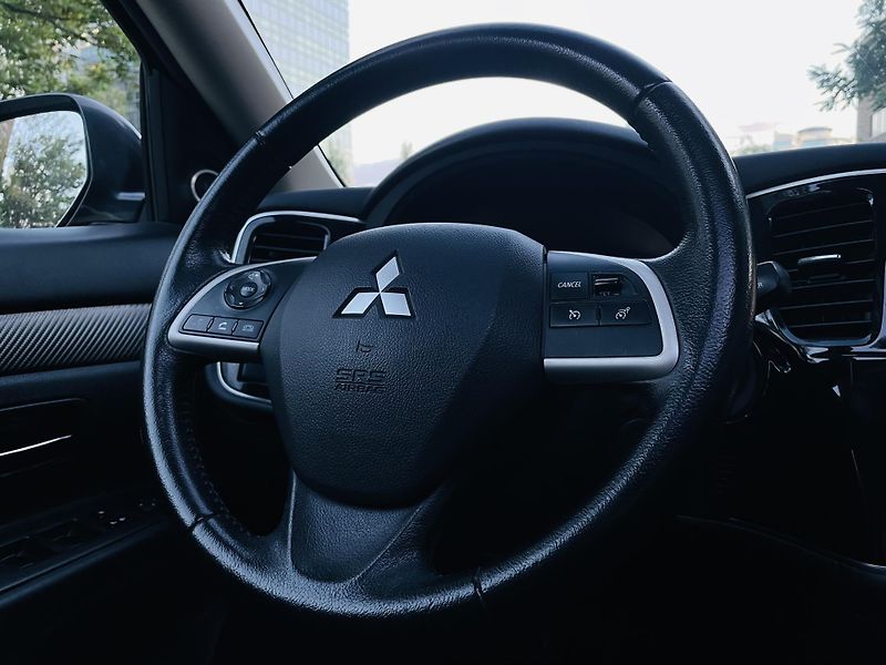 Mitsubishi Outlander 2.2D 4x4 7MÍST KAMERA SERVISKA - fotka 35 z 47