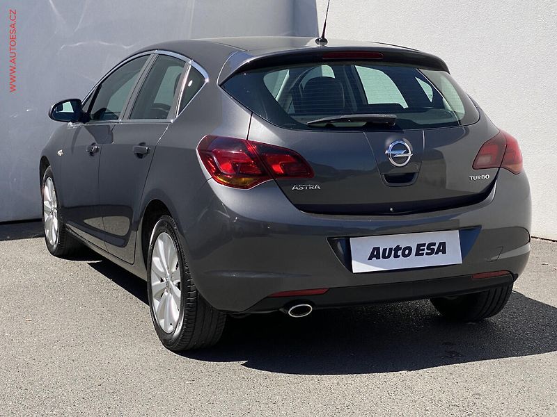 Opel Astra (2010) 1.4 T, Cosmo - fotka 6 z 17