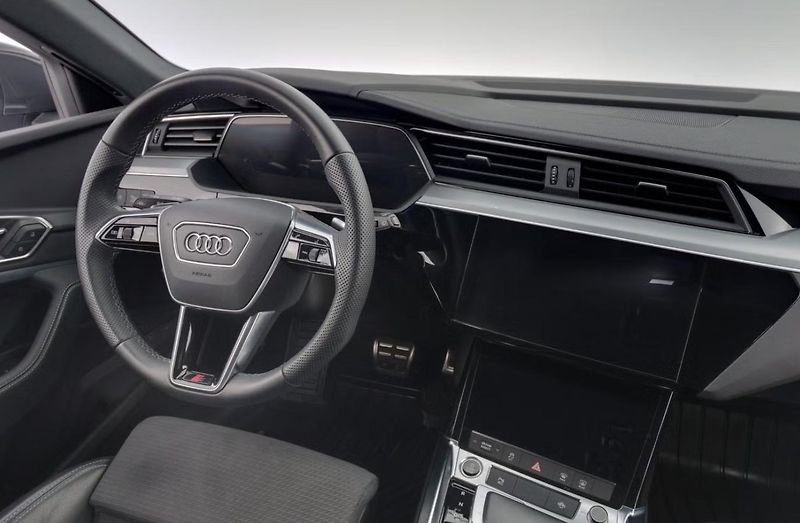 Audi Q8 e-tron 55 Quattro Kam LED Vzduch - fotka 16 z 32