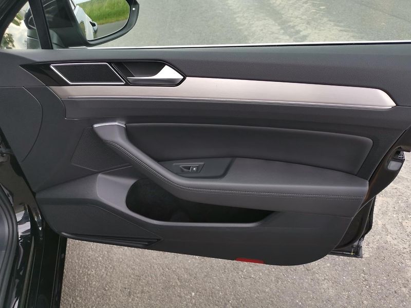 Volkswagen Passat HIGHLINE*110KW*LED*ALCANTARA* - fotka 32 z 85