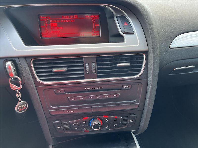 Audi A4 2,0 TDi KLIMA XENON 2x KOLA - fotka 16 z 33