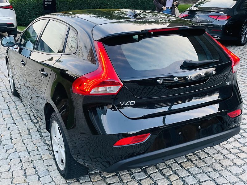 Volvo V40 2.0i MANUÁL 1.MAJITEL SENZORY - fotka 16 z 41