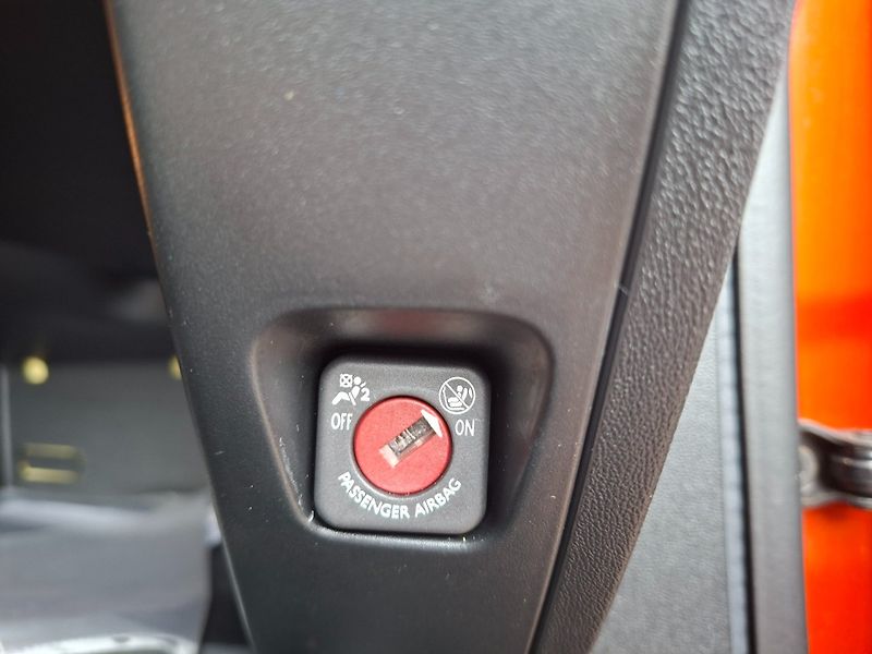 Peugeot 208 (2015) 1.0i 50kW -KLIMA-SENZORY - fotka 18 z 42