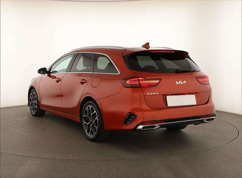 Kia Ceed (2023) GT Line 1.6 CRDi MHEV - fotka 4 z 20