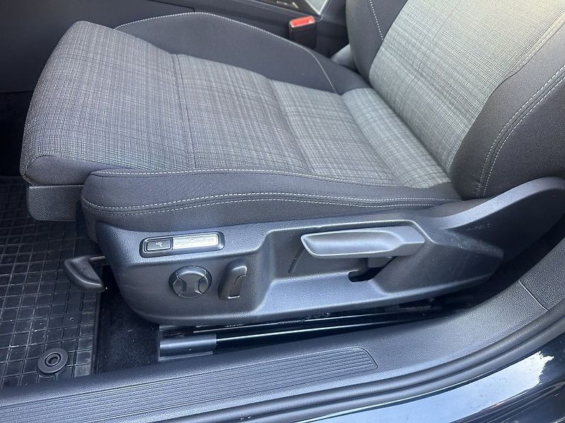 Volkswagen Passat 2.0 TDi 110kW Bussiness AT - fotka 15 z 28