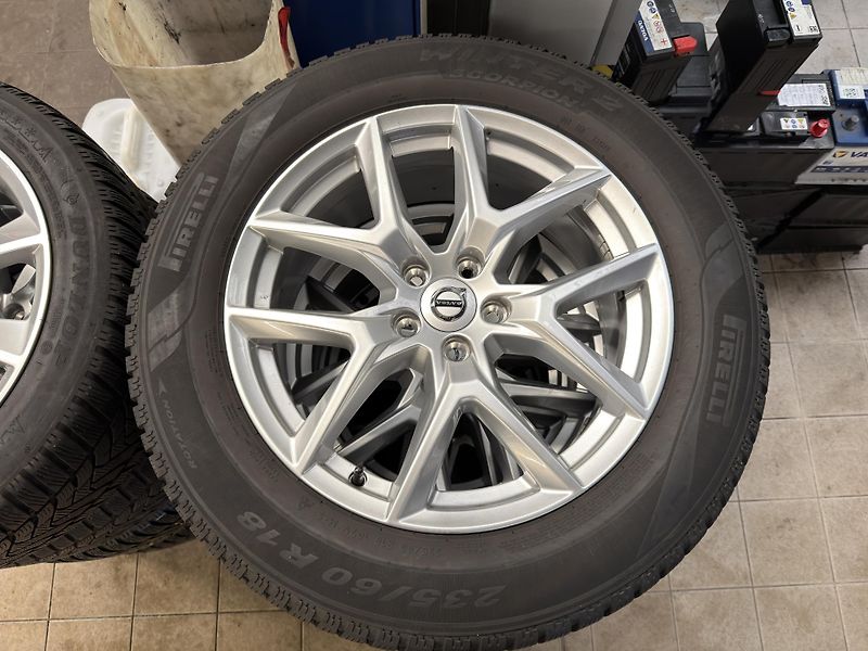 Volvo XC60 B5 AWD PLUS DARK // REZERVACE - fotka 2 z 45