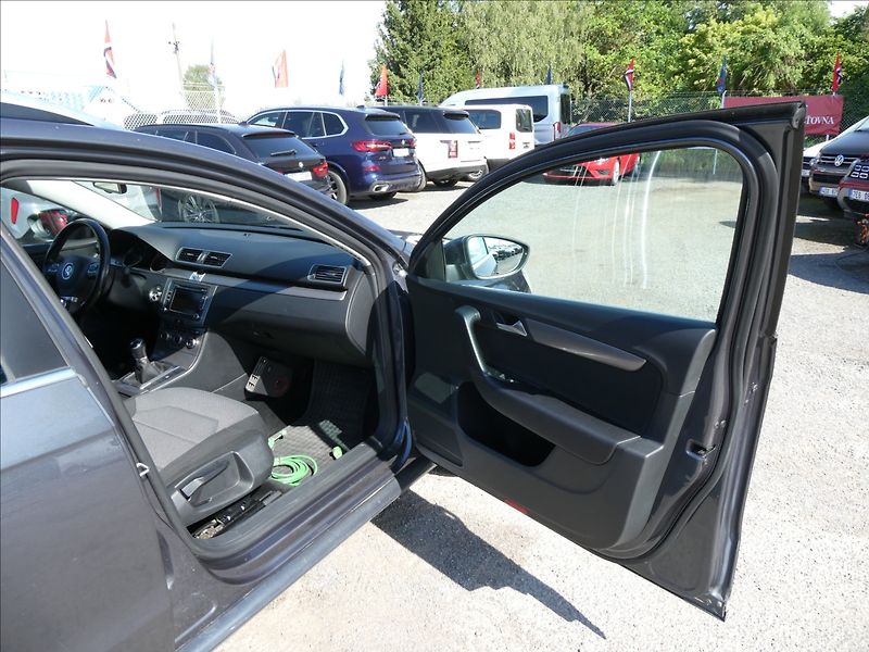 Volkswagen Passat 2,0 TDi 103kW 4MOTION,serviska - fotka 15 z 39