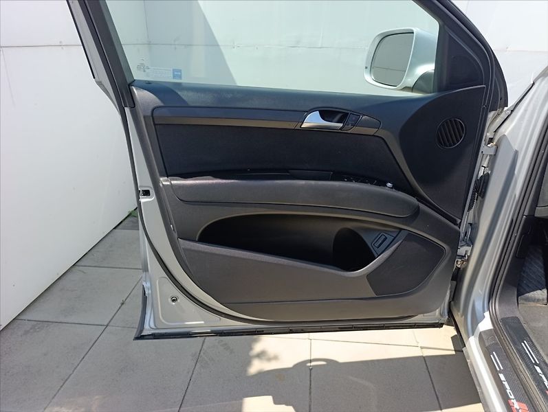 Audi Q7 3,0 TDi Quattro Autom.7Míst ČR - fotka 12 z 40