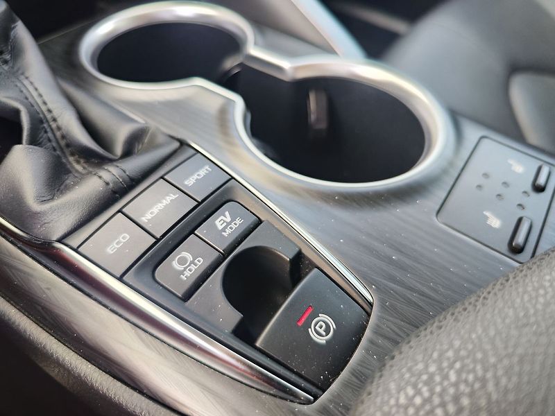 Toyota Camry 2.5 HEV/160kW Executive e-CVT - fotka 24 z 35