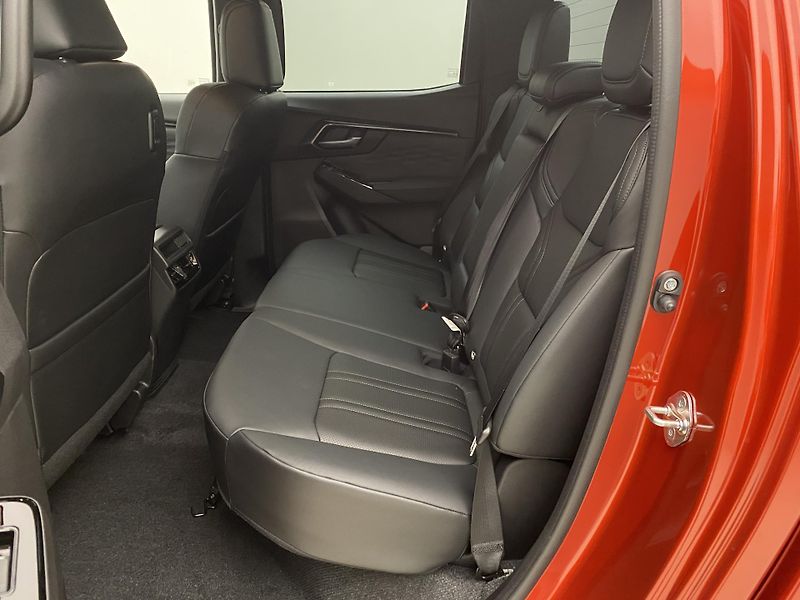 Isuzu D-Max (2026) Double Cab 2,2 V-Cross 4x4 AUT - fotka 13 z 28