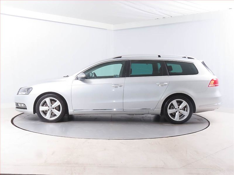 Volkswagen Passat (2011) 2.0 TDI, Navi, Tempomat - fotka 3 z 14