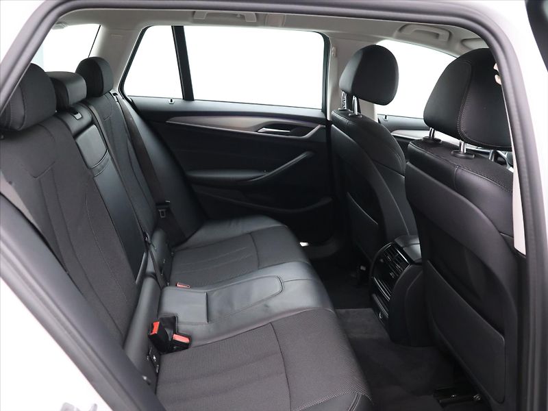 BMW Řada 5 3,0 530d 195kW Aut. Sport Line - fotka 13 z 31