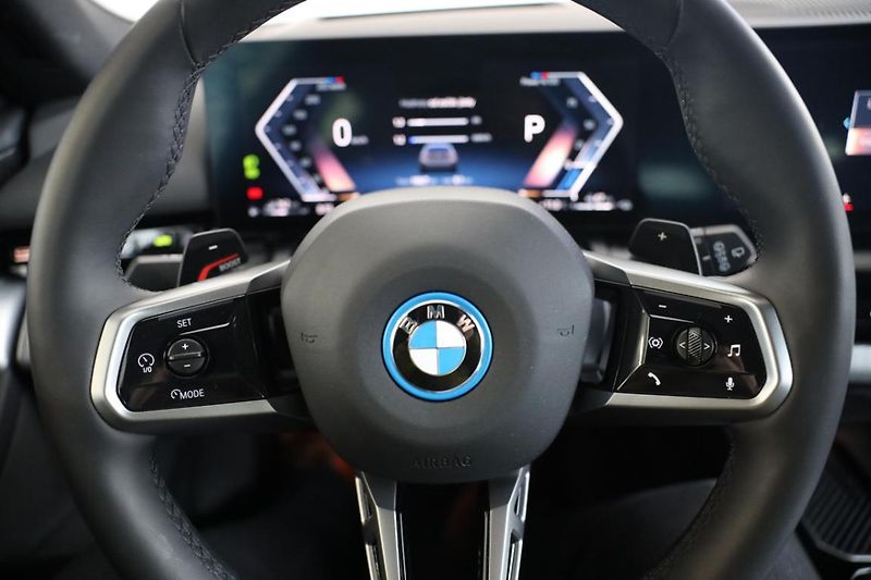 BMW Řada 5 530e xDrive Touring - fotka 29 z 31