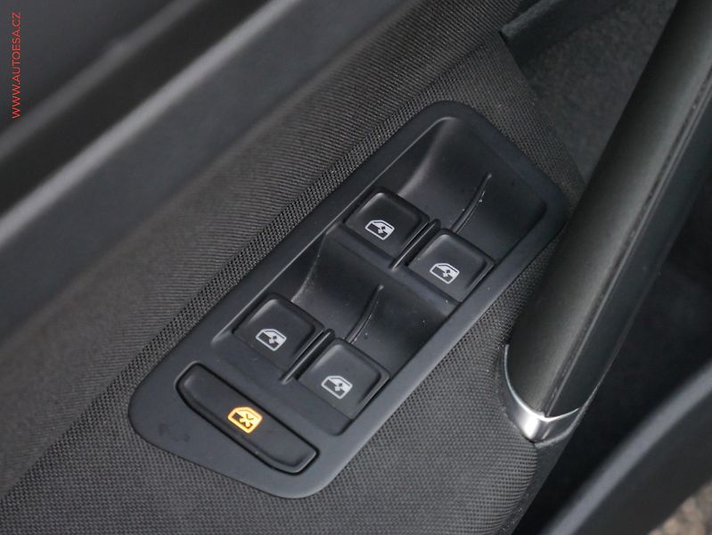 Volkswagen Golf (2018) 1.4 TSI, ČR, LED, AC - fotka 22 z 26