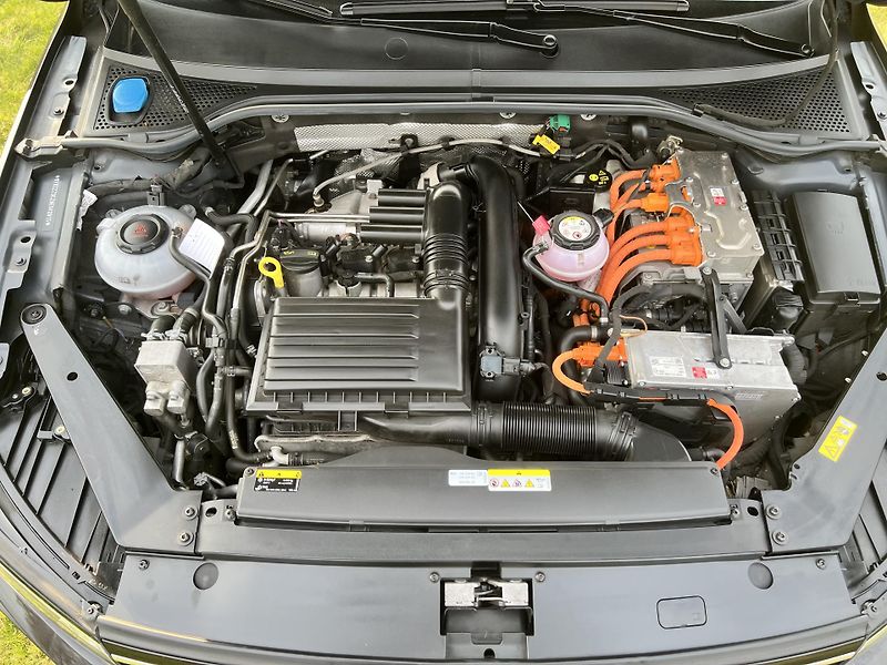 Volkswagen Passat 1.4GTE 160KW,TZ,2xALU,1MAJ - fotka 44 z 48