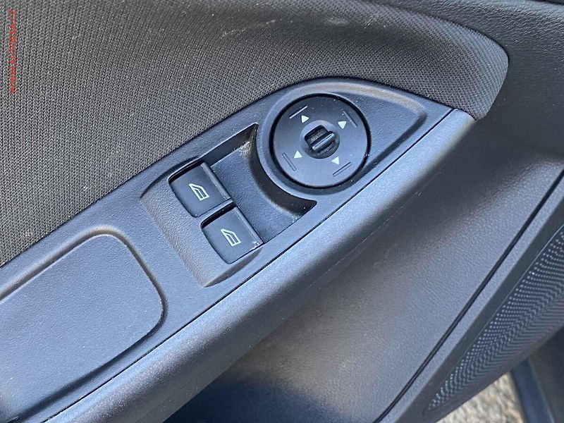 Ford Focus (2015) 1.0EB, 2.maj, AC, TZ, park - fotka 11 z 15