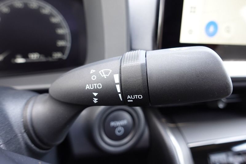 Toyota C-HR 2,0 PHEV Plug-in Style bi-tone - fotka 28 z 33