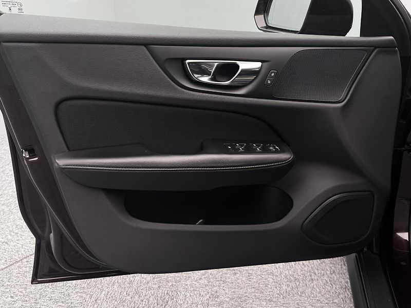 Volvo V60 CC D4 AWD MOMENTUM REZERVACE - fotka 17 z 43