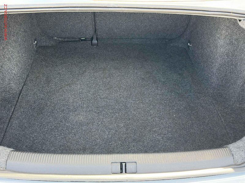 Volkswagen Jetta (2006) 1.6i, servis.kniha, AC - fotka 7 z 17