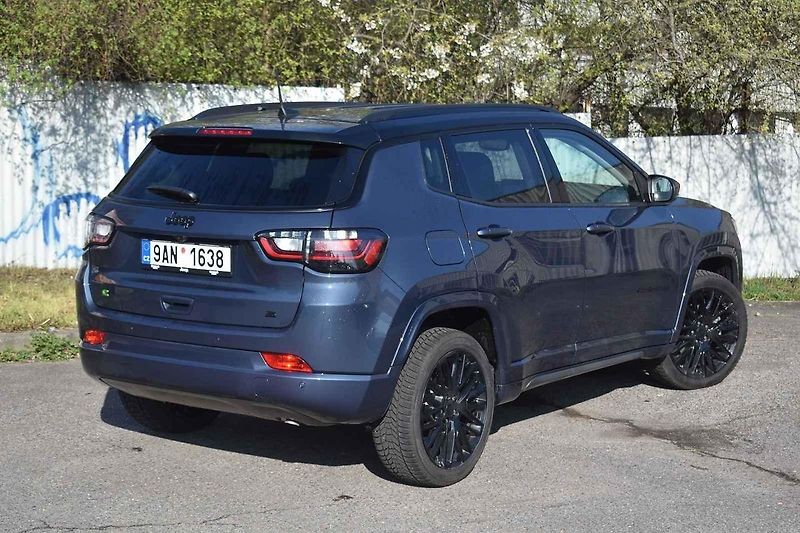 Jeep Compass již je k mání jen s menší či větší elektrifikací