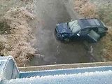 Na Nový rok skončil řidič s osobním autem v říčce Velička mezi Strážnicí a Vnorovy.