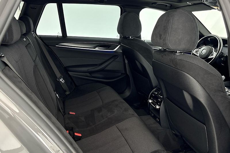 BMW Řada 5 530d xDrive - fotka 13 z 29