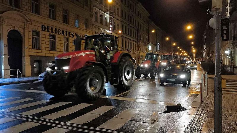 Demonstrace zemědělců před ministerstvem zemědělství a blokáda pražské magistrály. Na snímku je traktor John Deere 7730.