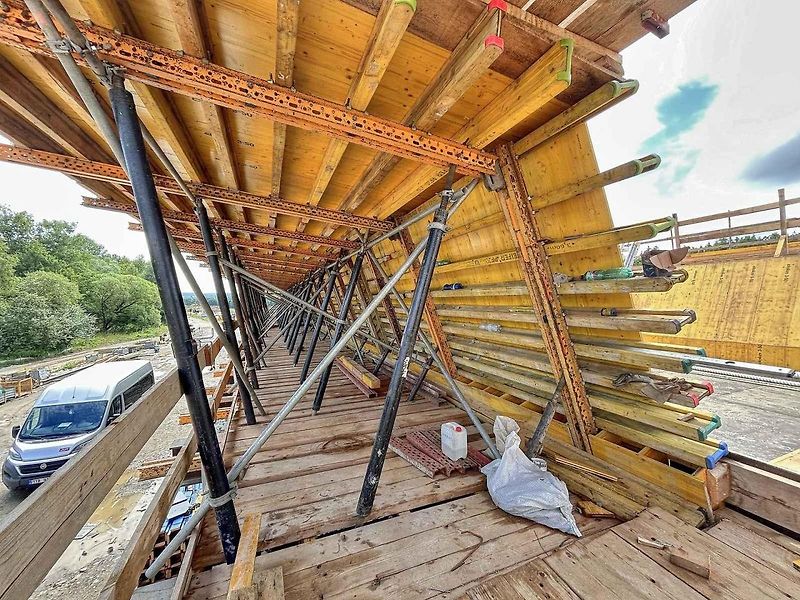 Začal výsuv mostní konstrukce dálniční estakády před silnici I/35 u Opatovce na Svitavsku.