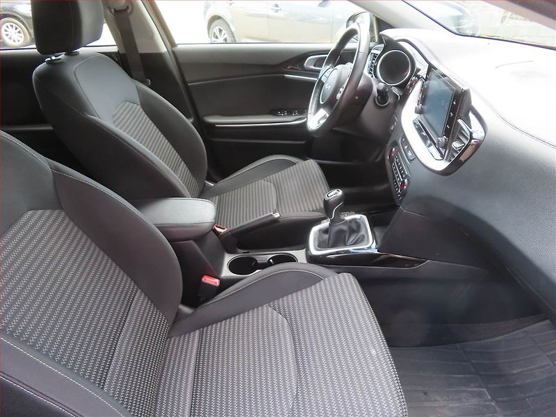Kia Ceed (2021) Gold 1.5 T-GDI, Serv.kniha - fotka 9 z 19