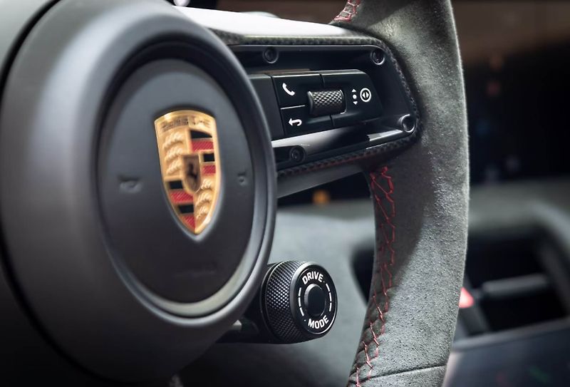 Porsche Taycan GTS Sport Turismo Burm HuD Inn - fotka 16 z 26