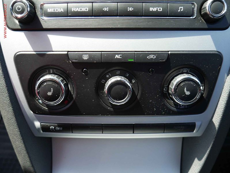 Škoda Octavia (2011) 1.2 TSi, ČR, Ambiente - fotka 14 z 16