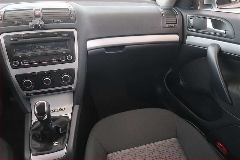 Škoda Octavia (2013) 1.6 TDI, po STK, zamluveno - fotka 8 z 14