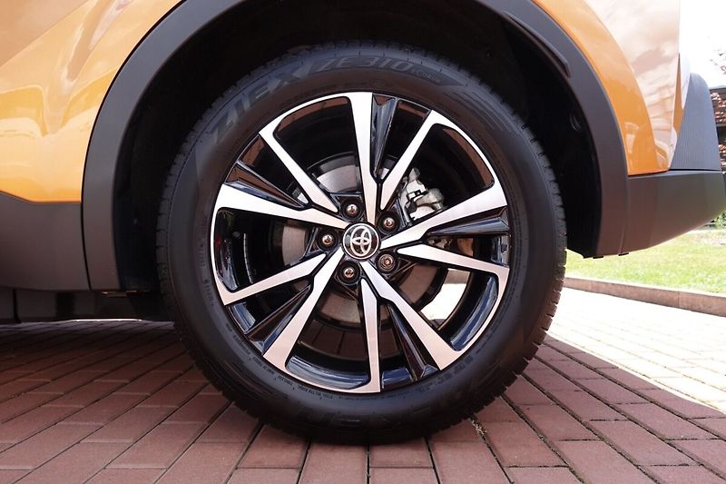 Toyota C-HR 2,0 PHEV Plug-in Style bi-tone - fotka 8 z 33
