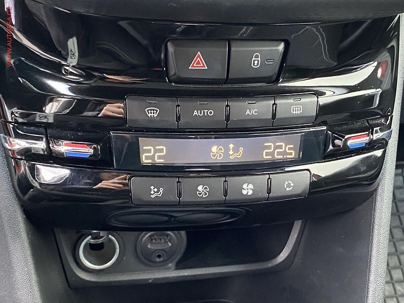 Peugeot 2008 (2018) 1.2 PT, ČR, Allure, park. - fotka 14 z 17
