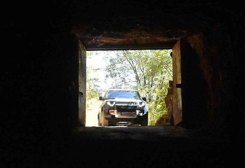 Prezentace vozu Land Rover Defender v lomu Velká Amerika