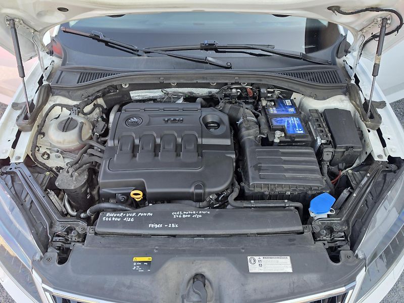 Škoda Superb 2.0 TDI ALCANTRA Led DSG  - fotka 9 z 24