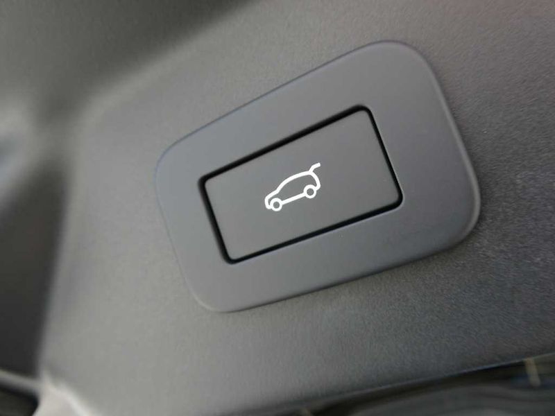 Land Rover Range Rover Velar 3,0 Dynamic SE D300 4x4 aut. - fotka 31 z 34