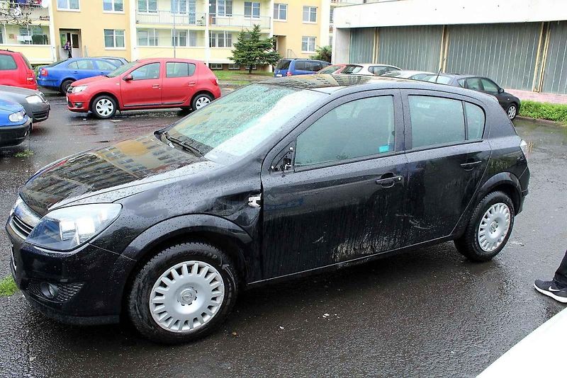 Střet s jelenem odnesla levá strana vozidla.