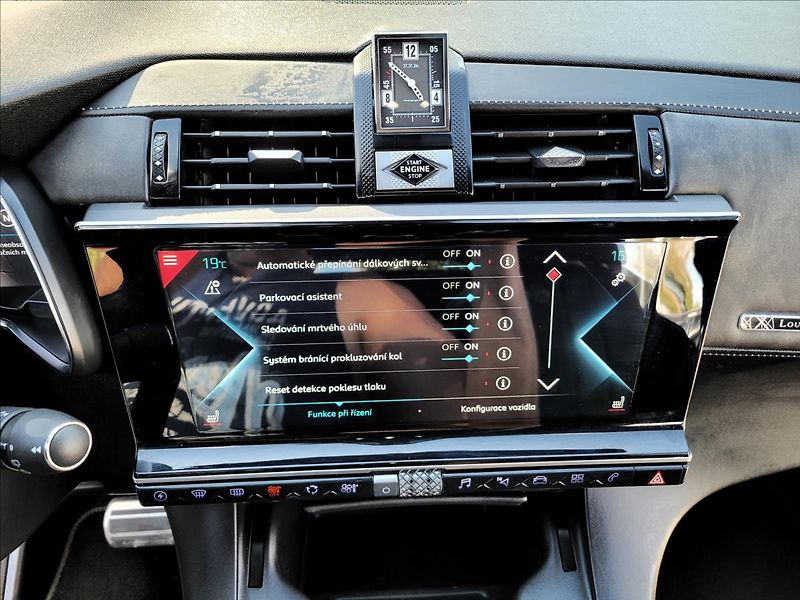 DS Automobiles DS7 Crossback 1,6 Louvre PHEV,4x4,kůže,LED - fotka 23 z 41