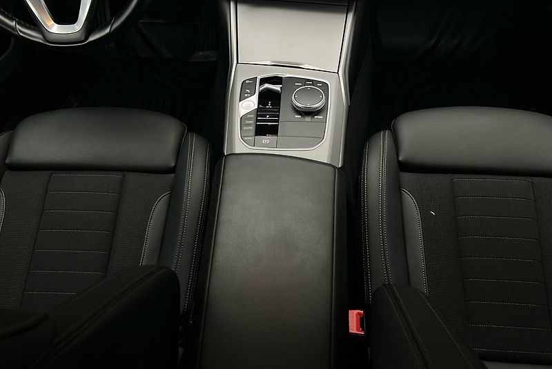 BMW Řada 3 330e xDrive Tažné Sport. sed. - fotka 11 z 23