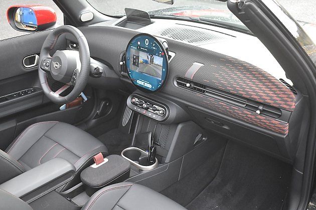 Palubní deska je v typickém stylu Mini., zdroj: Deník/Radek Pecák