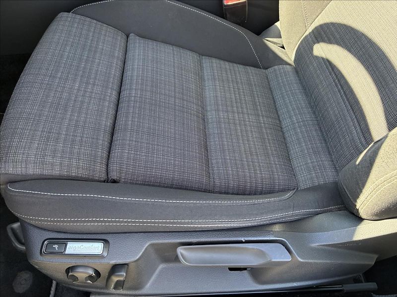 Volkswagen Passat 2,0 TDI TAŽNÉ KAMERA KEYLESS - fotka 11 z 26