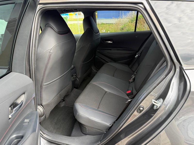 Toyota Corolla 1.8 HSD e-CVT GR Sport - fotka 23 z 28